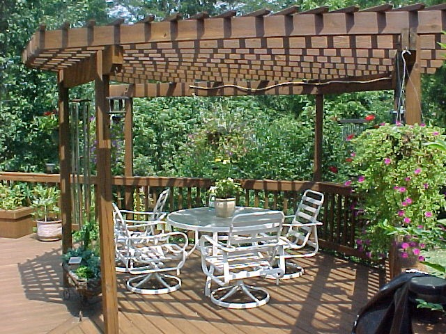 Deck pergola with butternut stain